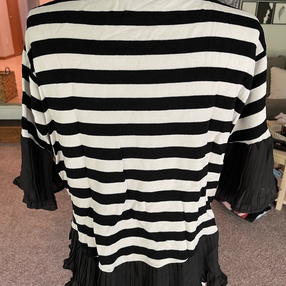 Black & white top - Picture 2 of 6